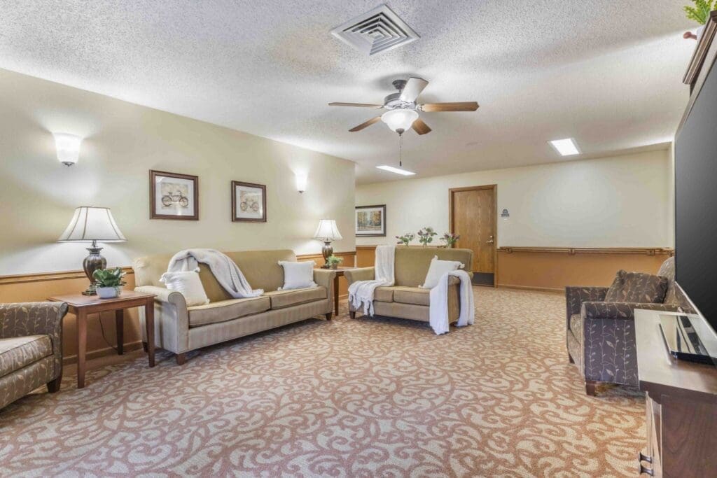 Bright, inviting common area featuring comfortable seating, elegant decor, and warm lighting for a vibrant senior lifestyle.