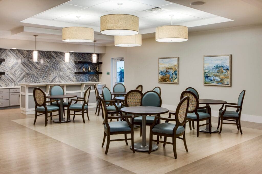 Heritage-Oaks1841-2048x1366 - Grace Management Elegant common area featuring stylish tables and chairs, modern decor, and an inviting atmosphere for social gatherings.