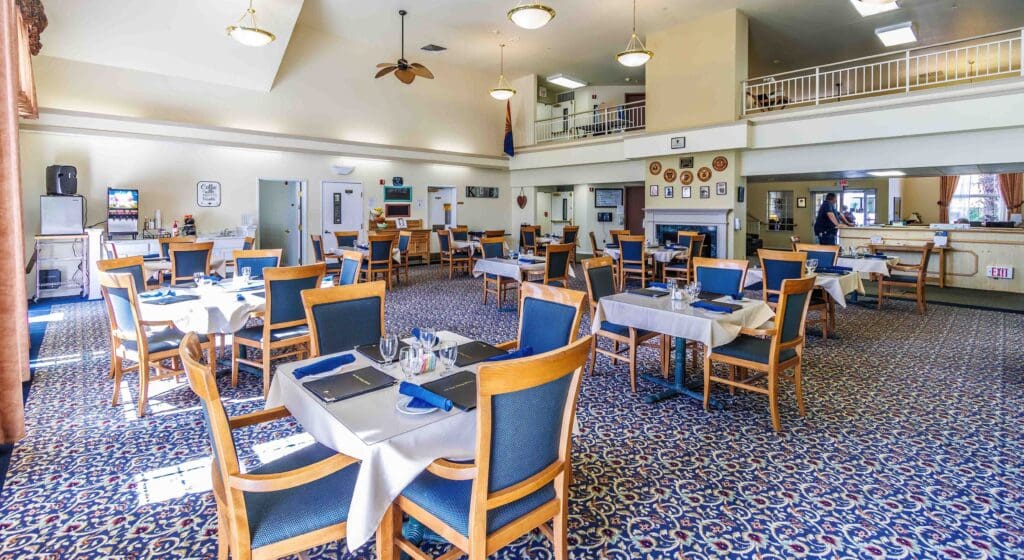 A spacious dining room at Vista Pointe at Lake Havasu City, offering all-inclusive, restaurant-style dining as part of senior living near Kingman, AZ.