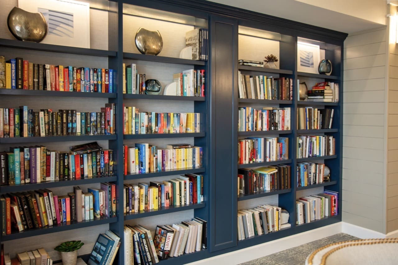 Full wall of books for reading and perusing in the lounge library at Rivertown Ridge.