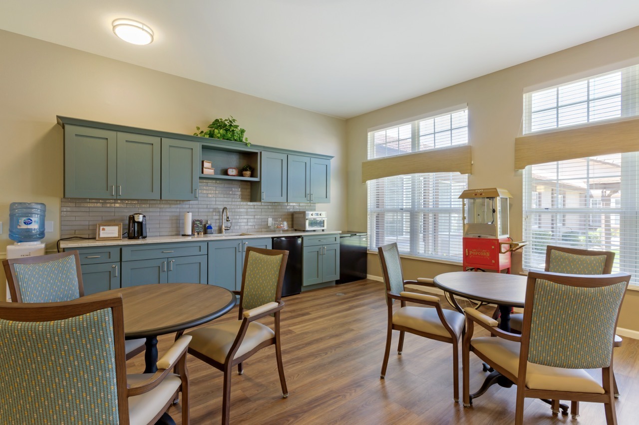 inspirations-of-peoria-sun-city-303A2177-Large - Grace Management Communal kitchen at the Inspirations of Peoria senior living.