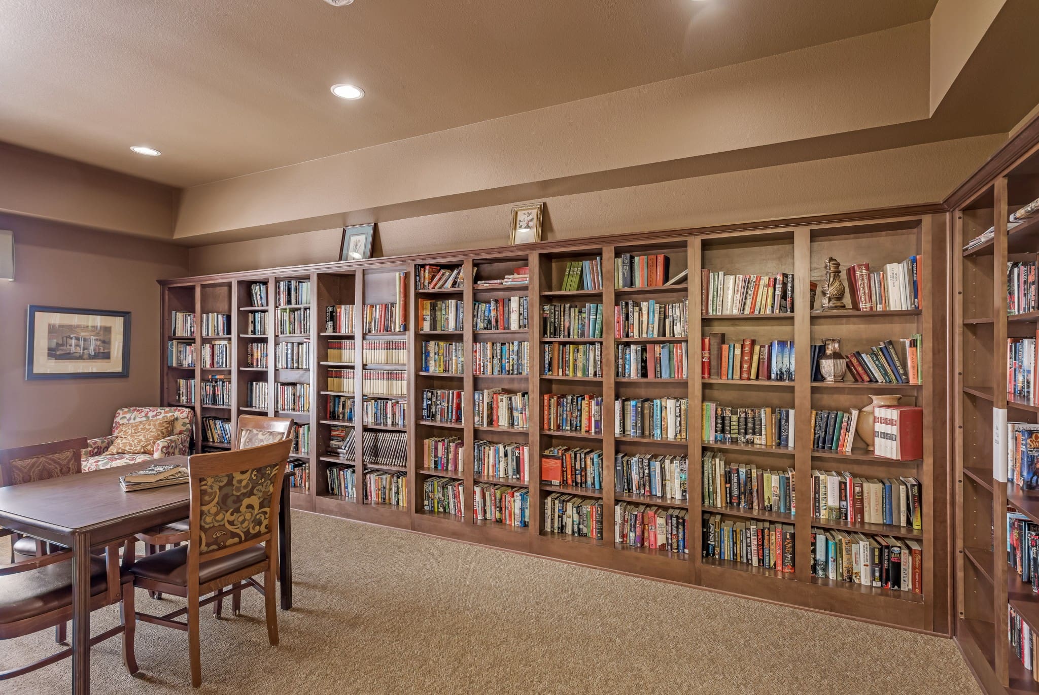 MLP_1527 - Grace Management A library filled with books and comfy spots for residents to read at Inspirations, a trusted option for assisted living.